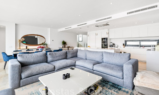 Instapklare, moderne villa te koop met zeezicht, in een omheinde villawijk op de grens van Mijas en Marbella 46097 