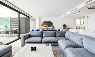 Instapklare, moderne villa te koop met zeezicht, in een omheinde villawijk op de grens van Mijas en Marbella 46098 
