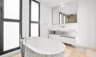 Instapklare, moderne villa te koop met zeezicht, in een omheinde villawijk op de grens van Mijas en Marbella 46101 