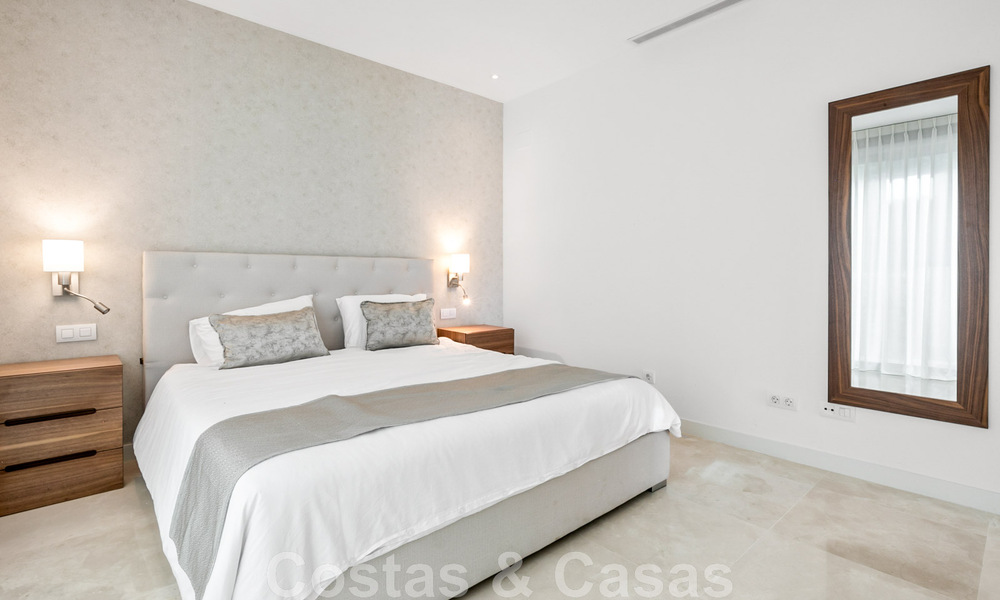 Instapklare, moderne villa te koop met zeezicht, in een omheinde villawijk op de grens van Mijas en Marbella 46103
