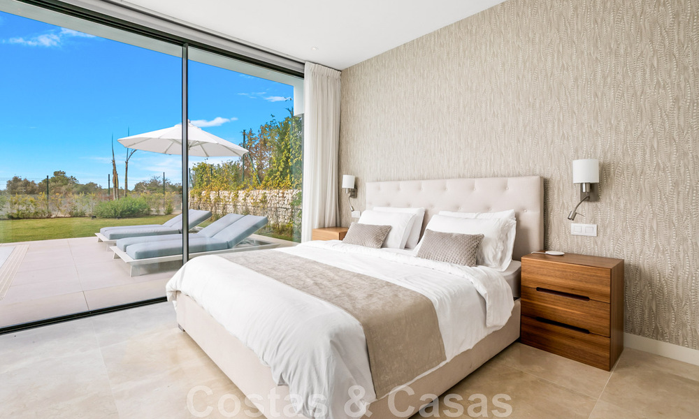 Instapklare, moderne villa te koop met zeezicht, in een omheinde villawijk op de grens van Mijas en Marbella 46104
