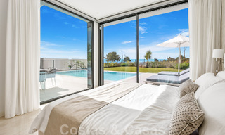 Instapklare, moderne villa te koop met zeezicht, in een omheinde villawijk op de grens van Mijas en Marbella 46105 