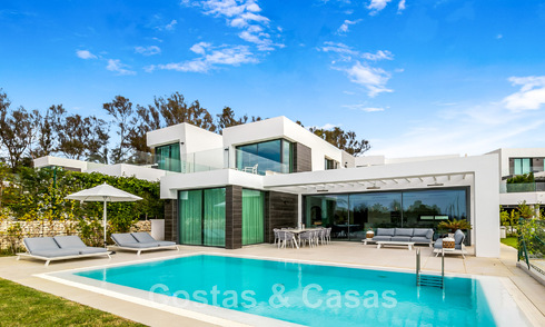 Instapklare, moderne villa te koop met zeezicht, in een omheinde villawijk op de grens van Mijas en Marbella 46111