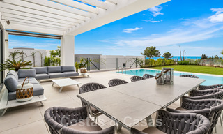 Instapklare, moderne villa te koop met zeezicht, in een omheinde villawijk op de grens van Mijas en Marbella 46115 