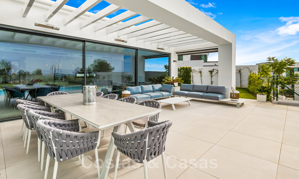 Instapklare, moderne villa te koop met zeezicht, in een omheinde villawijk op de grens van Mijas en Marbella 46116