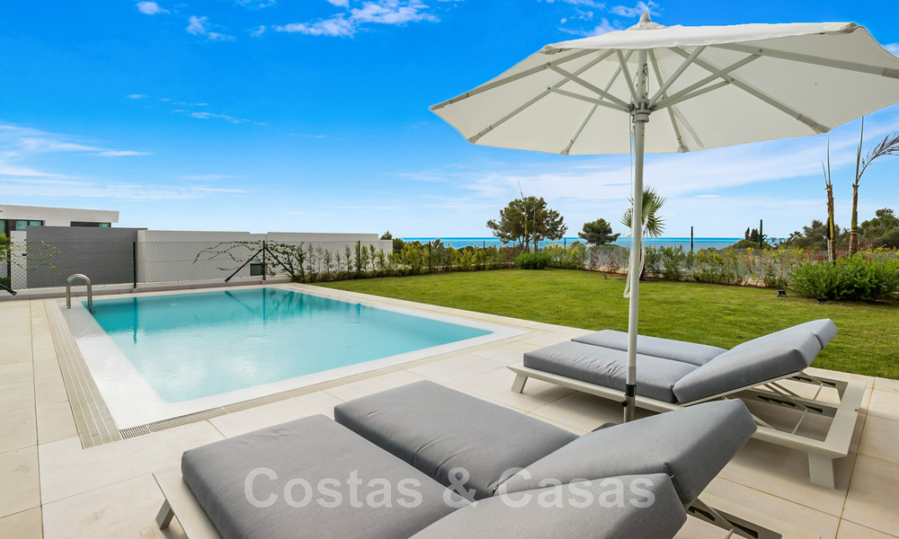 Instapklare, moderne villa te koop met zeezicht, in een omheinde villawijk op de grens van Mijas en Marbella 46119