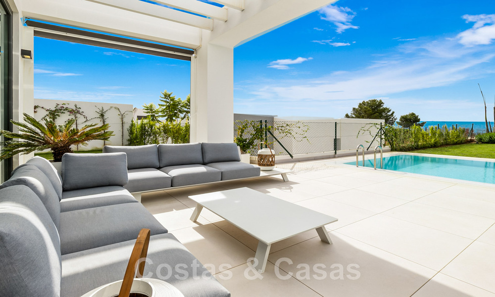 Instapklare, moderne villa te koop met zeezicht, in een omheinde villawijk op de grens van Mijas en Marbella 46121