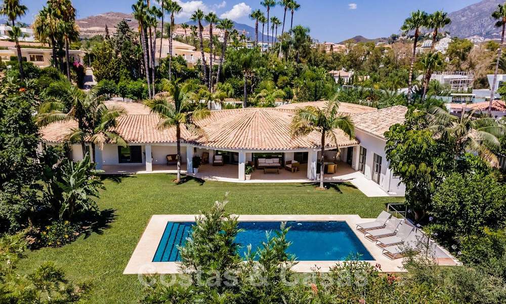 Traditionele, Spaanse luxevilla te koop, op tweede lijn golf in een prestigieuze woonwijk in Nueva Andalucia, Marbella 46506