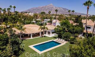 Traditionele, Spaanse luxevilla te koop, op tweede lijn golf in een prestigieuze woonwijk in Nueva Andalucia, Marbella 46507 