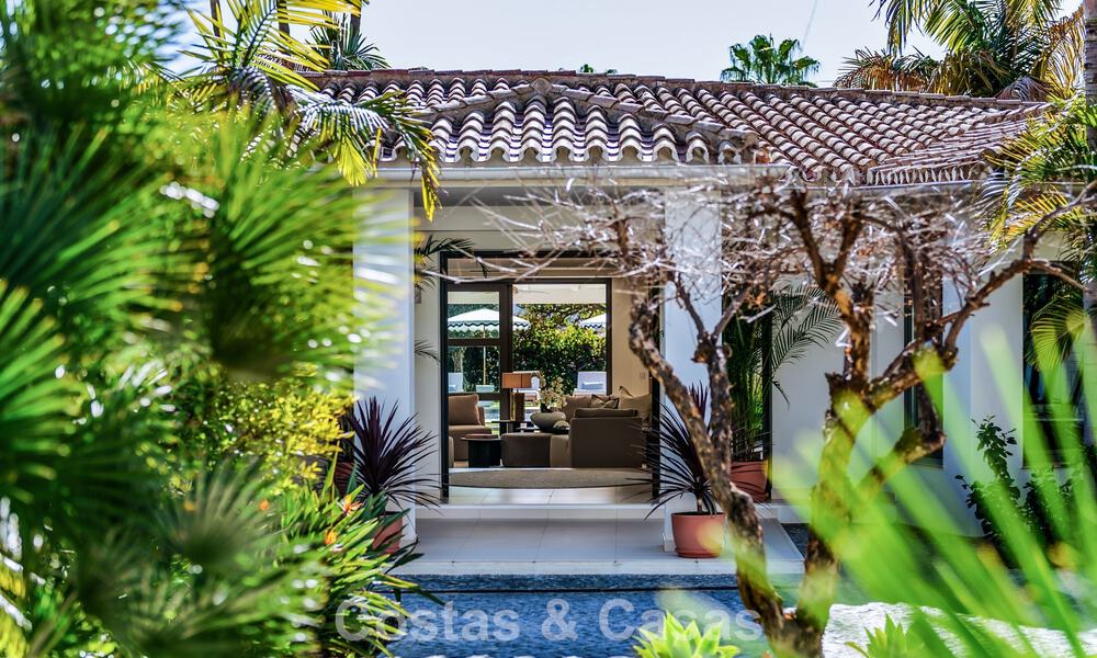 Traditionele, Spaanse luxevilla te koop, op tweede lijn golf in een prestigieuze woonwijk in Nueva Andalucia, Marbella 775942