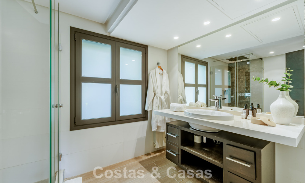 Traditionele, Spaanse luxevilla te koop, op tweede lijn golf in een prestigieuze woonwijk in Nueva Andalucia, Marbella 775963