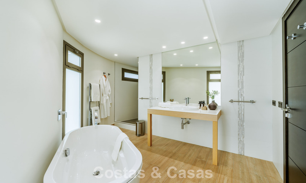 Traditionele, Spaanse luxevilla te koop, op tweede lijn golf in een prestigieuze woonwijk in Nueva Andalucia, Marbella 775965