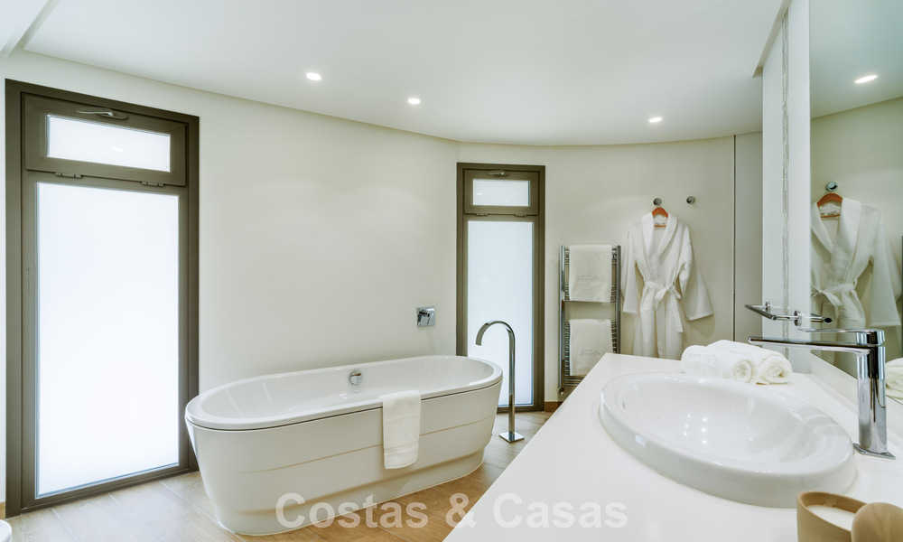 Traditionele, Spaanse luxevilla te koop, op tweede lijn golf in een prestigieuze woonwijk in Nueva Andalucia, Marbella 775966