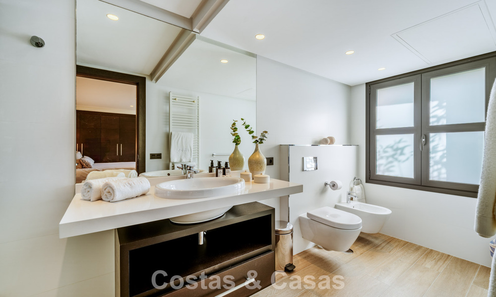 Traditionele, Spaanse luxevilla te koop, op tweede lijn golf in een prestigieuze woonwijk in Nueva Andalucia, Marbella 775972