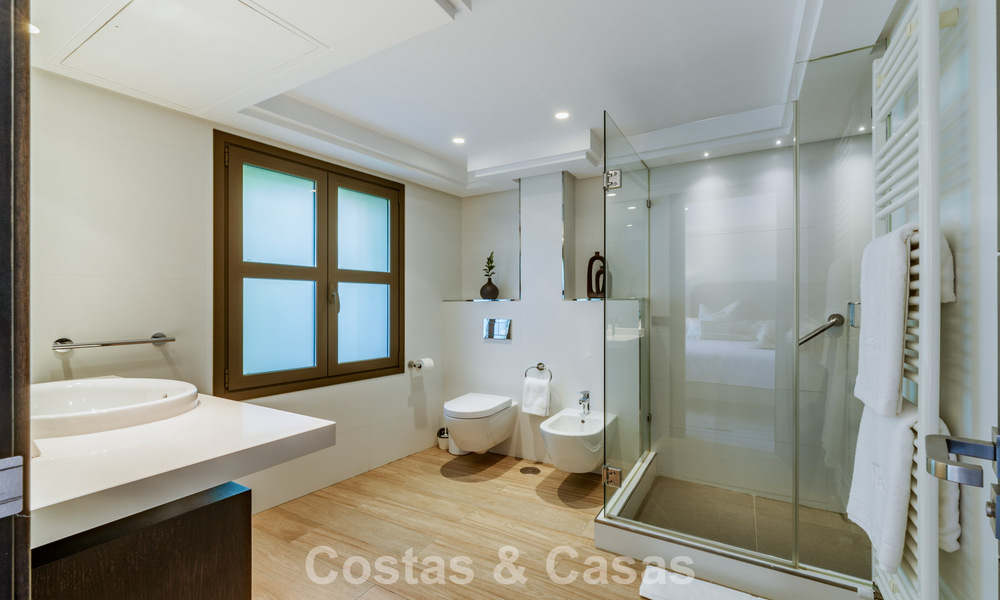 Traditionele, Spaanse luxevilla te koop, op tweede lijn golf in een prestigieuze woonwijk in Nueva Andalucia, Marbella 775974