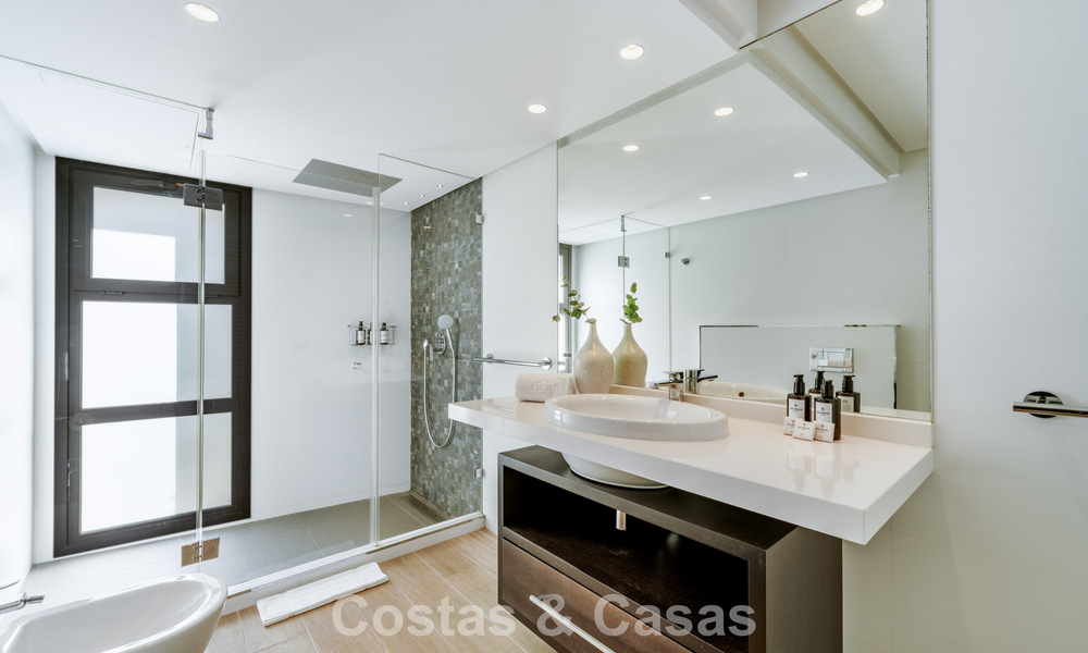 Traditionele, Spaanse luxevilla te koop, op tweede lijn golf in een prestigieuze woonwijk in Nueva Andalucia, Marbella 775976