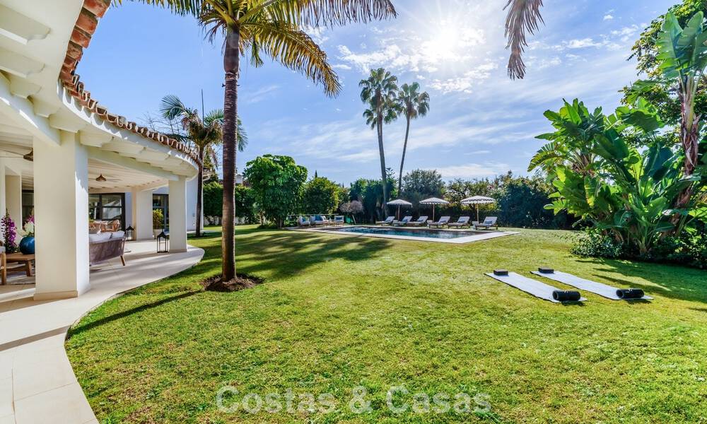 Traditionele, Spaanse luxevilla te koop, op tweede lijn golf in een prestigieuze woonwijk in Nueva Andalucia, Marbella 775981
