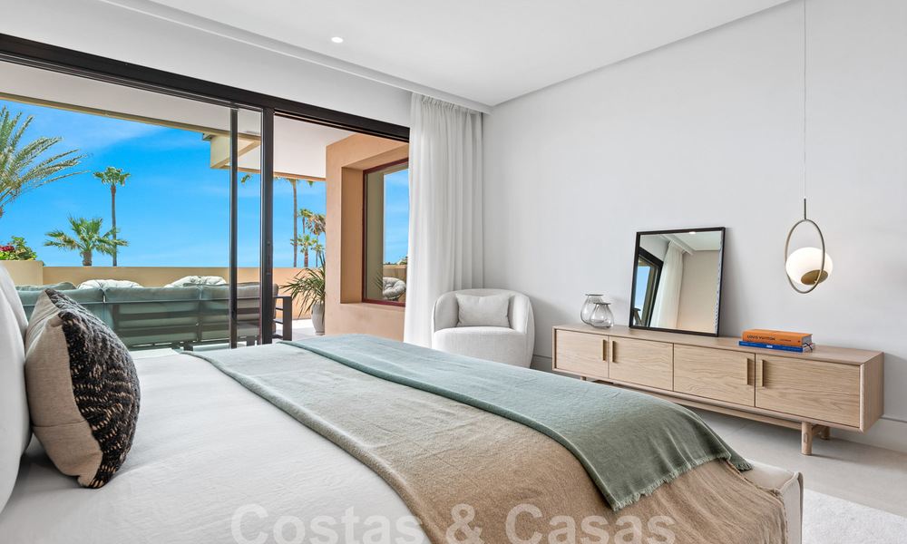 Ruim, gerenoveerd appartement te koop in een strandcomplex met panoramisch zeezicht, op de New Golden Mile tussen Marbella en Estepona 54905