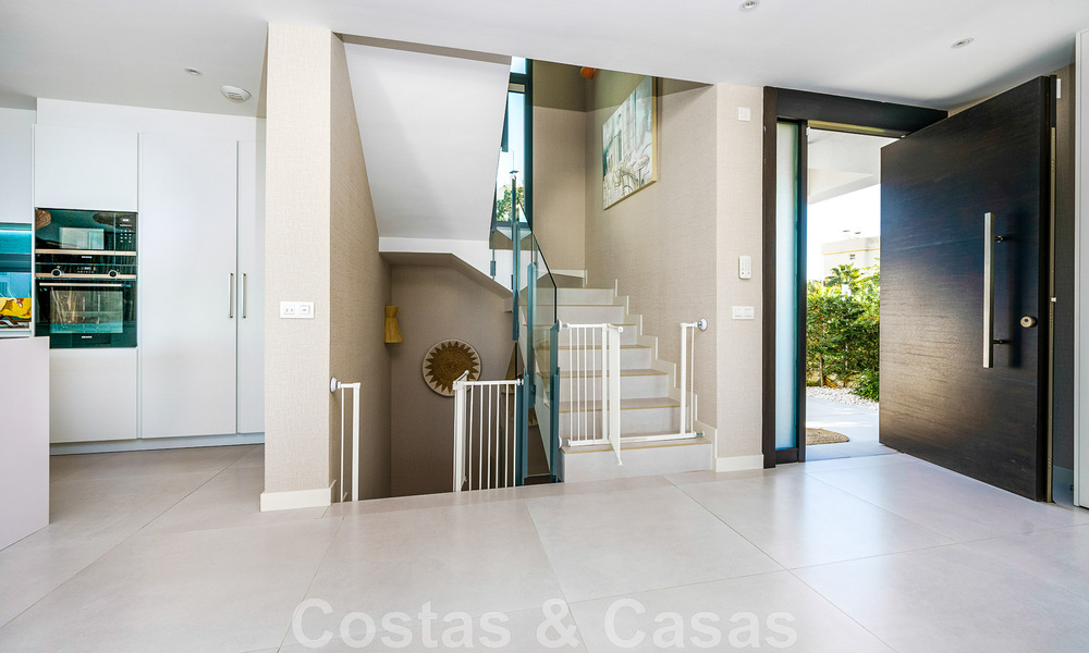 Instapklare villa te koop met hedendaags architectuur in een omheinde villagemeenschap op de grens van Mijas en Marbella 46367