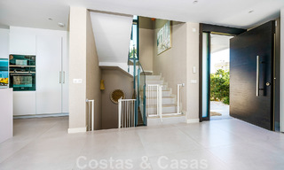 Instapklare villa te koop met hedendaags architectuur in een omheinde villagemeenschap op de grens van Mijas en Marbella 46367 