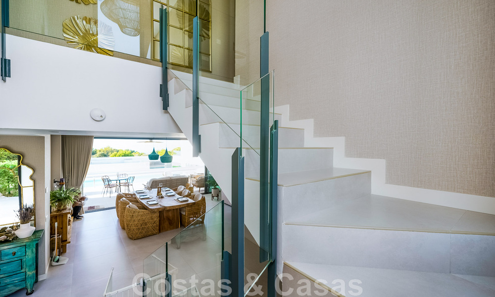 Instapklare villa te koop met hedendaags architectuur in een omheinde villagemeenschap op de grens van Mijas en Marbella 46376