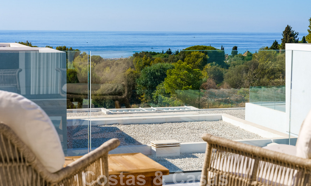 Instapklare villa te koop met hedendaags architectuur in een omheinde villagemeenschap op de grens van Mijas en Marbella 46381