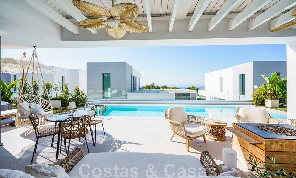 Instapklare villa te koop met hedendaags architectuur in een omheinde villagemeenschap op de grens van Mijas en Marbella 46400