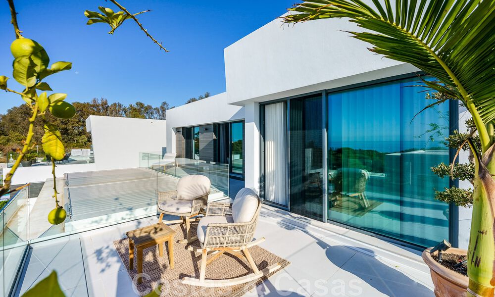 Instapklare villa te koop met hedendaags architectuur in een omheinde villagemeenschap op de grens van Mijas en Marbella 46410