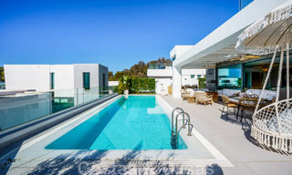 Instapklare villa te koop met hedendaags architectuur in een omheinde villagemeenschap op de grens van Mijas en Marbella 46414 