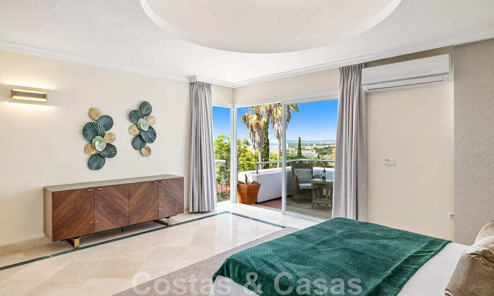 Ruime villa in authentieke, Mediterrane bouwstijl te koop met zeezicht in een vijfsterren golfresort in Benahavis - Marbella 46635