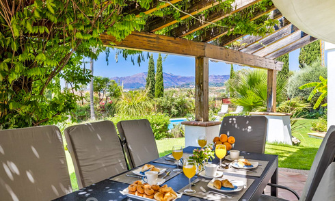 Ruime villa in authentieke, Mediterrane bouwstijl te koop met zeezicht in een vijfsterren golfresort in Benahavis - Marbella 46671