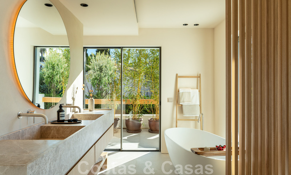 Instapklare, luxueuze designvilla te koop op loopafstand van het voorzieningen in de golfvallei van Nueva Andalucia, Marbella 46680