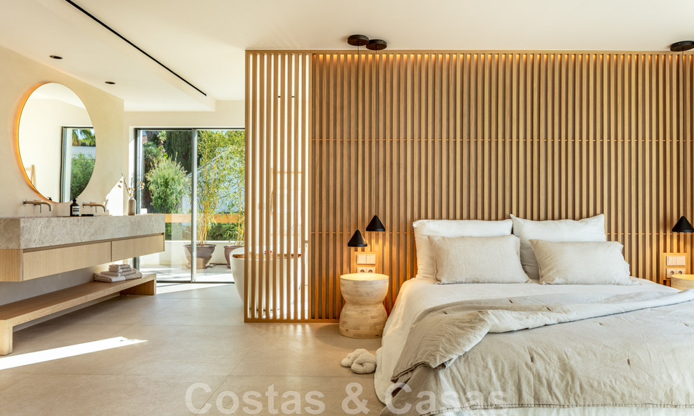 Instapklare, luxueuze designvilla te koop op loopafstand van het voorzieningen in de golfvallei van Nueva Andalucia, Marbella 46681