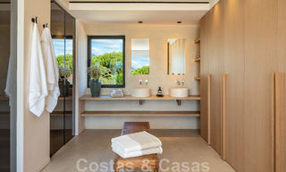 Instapklare, luxueuze designvilla te koop op loopafstand van het voorzieningen in de golfvallei van Nueva Andalucia, Marbella 46684 