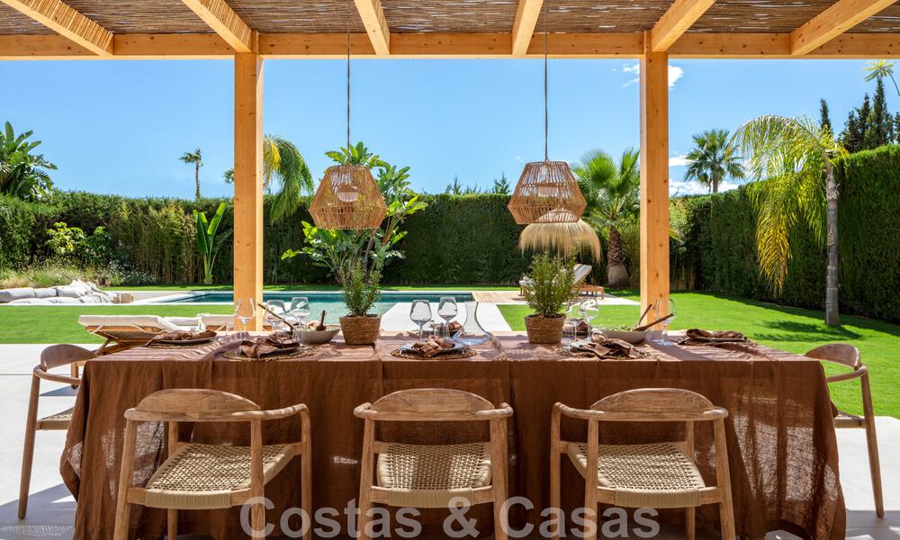 Instapklare, luxueuze designvilla te koop op loopafstand van het voorzieningen in de golfvallei van Nueva Andalucia, Marbella 46694