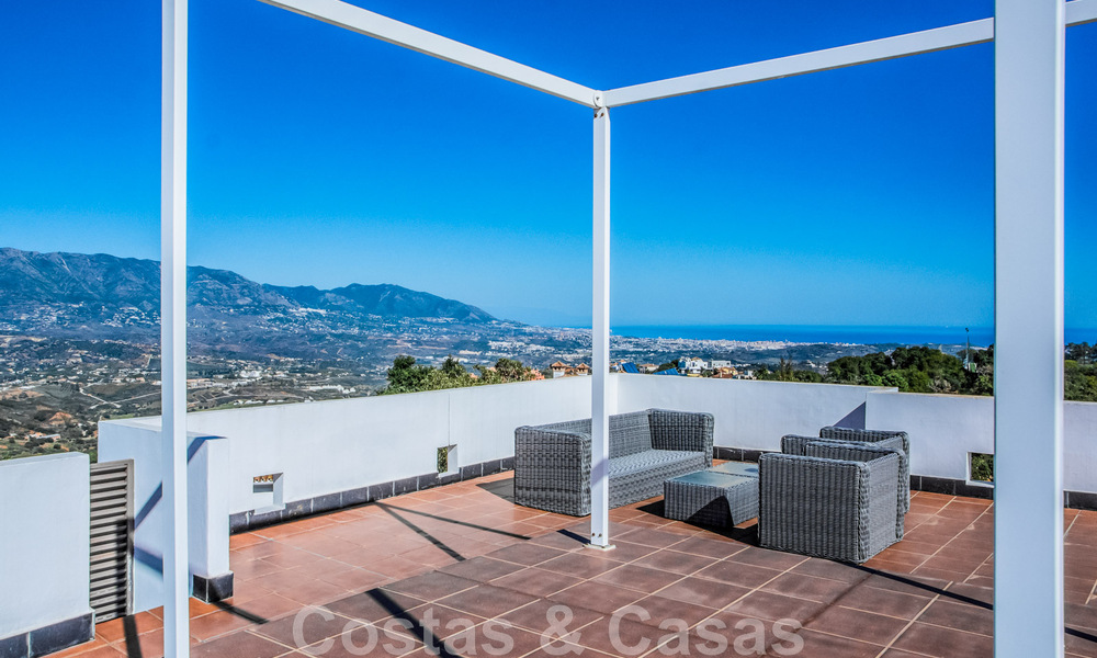 Vrijstaande villa te koop op een hoge positie, met panoramisch berg- en zeezicht in een exclusieve urbanisatie te Oost Marbella 46947