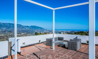Vrijstaande villa te koop op een hoge positie, met panoramisch berg- en zeezicht in een exclusieve urbanisatie te Oost Marbella 46947 