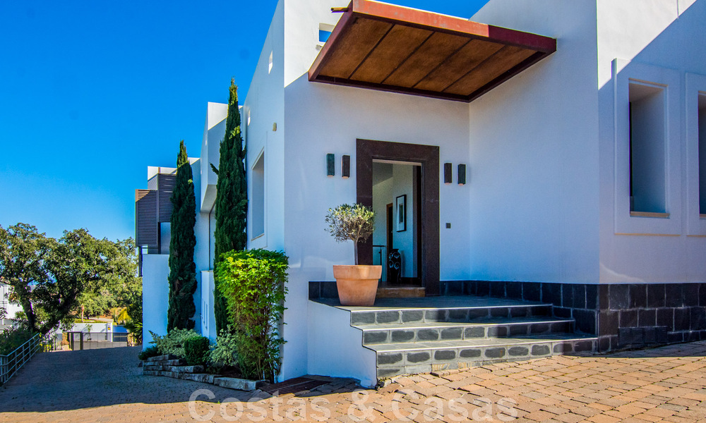 Vrijstaande villa te koop op een hoge positie, met panoramisch berg- en zeezicht in een exclusieve urbanisatie te Oost Marbella 46949