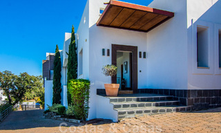 Vrijstaande villa te koop op een hoge positie, met panoramisch berg- en zeezicht in een exclusieve urbanisatie te Oost Marbella 46949 