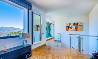 Vrijstaande villa te koop op een hoge positie, met panoramisch berg- en zeezicht in een exclusieve urbanisatie te Oost Marbella 46950 