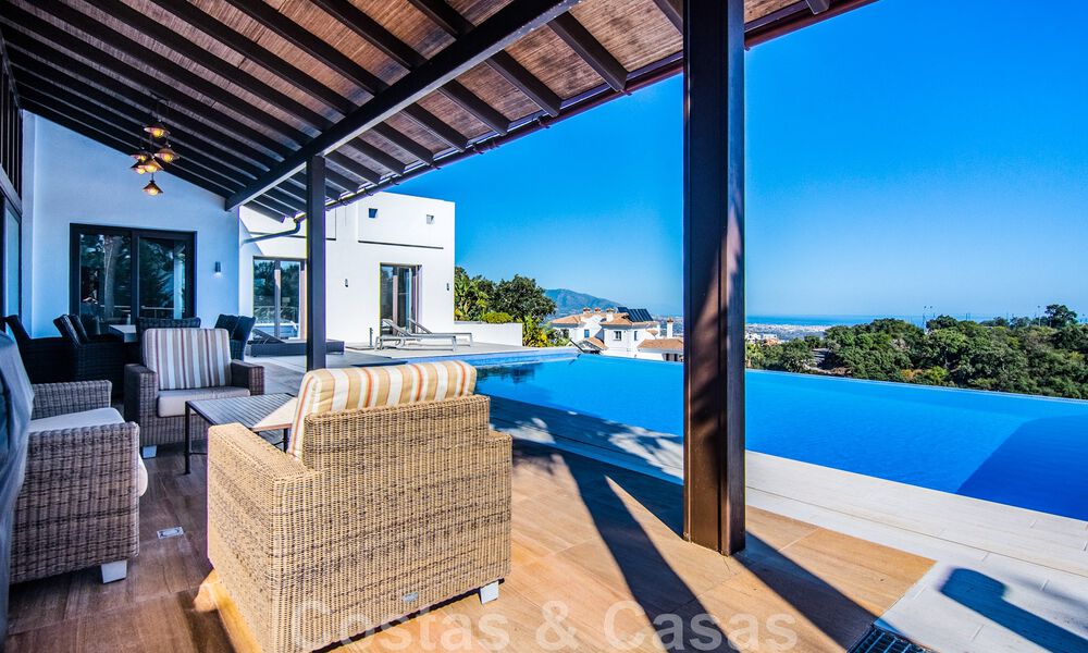 Vrijstaande villa te koop op een hoge positie, met panoramisch berg- en zeezicht in een exclusieve urbanisatie te Oost Marbella 46952