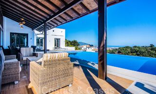 Vrijstaande villa te koop op een hoge positie, met panoramisch berg- en zeezicht in een exclusieve urbanisatie te Oost Marbella 46952 