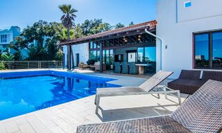 Vrijstaande villa te koop op een hoge positie, met panoramisch berg- en zeezicht in een exclusieve urbanisatie te Oost Marbella 46953 