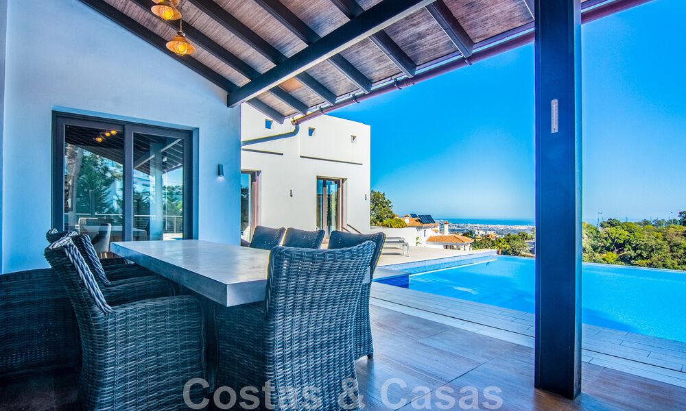 Vrijstaande villa te koop op een hoge positie, met panoramisch berg- en zeezicht in een exclusieve urbanisatie te Oost Marbella 46954