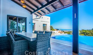 Vrijstaande villa te koop op een hoge positie, met panoramisch berg- en zeezicht in een exclusieve urbanisatie te Oost Marbella 46954 