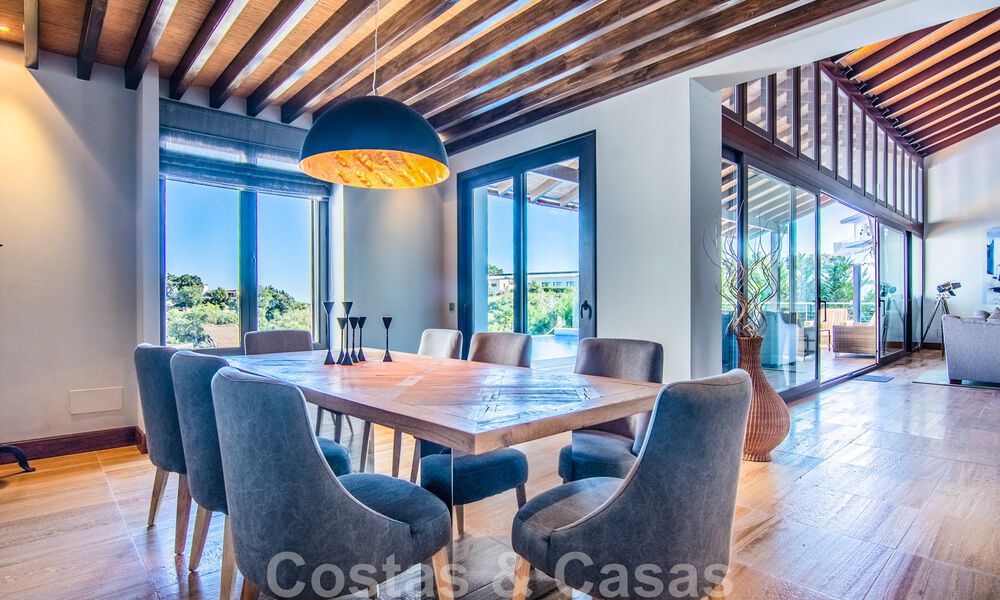 Vrijstaande villa te koop op een hoge positie, met panoramisch berg- en zeezicht in een exclusieve urbanisatie te Oost Marbella 46955