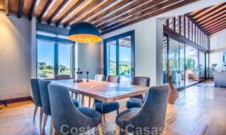 Vrijstaande villa te koop op een hoge positie, met panoramisch berg- en zeezicht in een exclusieve urbanisatie te Oost Marbella 46955 