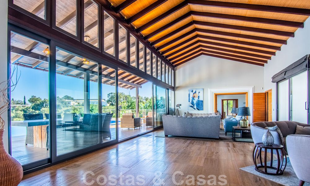 Vrijstaande villa te koop op een hoge positie, met panoramisch berg- en zeezicht in een exclusieve urbanisatie te Oost Marbella 46959
