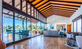 Vrijstaande villa te koop op een hoge positie, met panoramisch berg- en zeezicht in een exclusieve urbanisatie te Oost Marbella 46959 