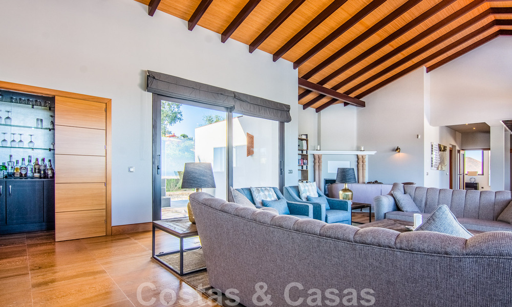Vrijstaande villa te koop op een hoge positie, met panoramisch berg- en zeezicht in een exclusieve urbanisatie te Oost Marbella 46962